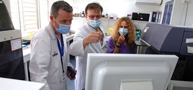 Investigadores del Hospital General de Alicante / Pep Morell (EFE)