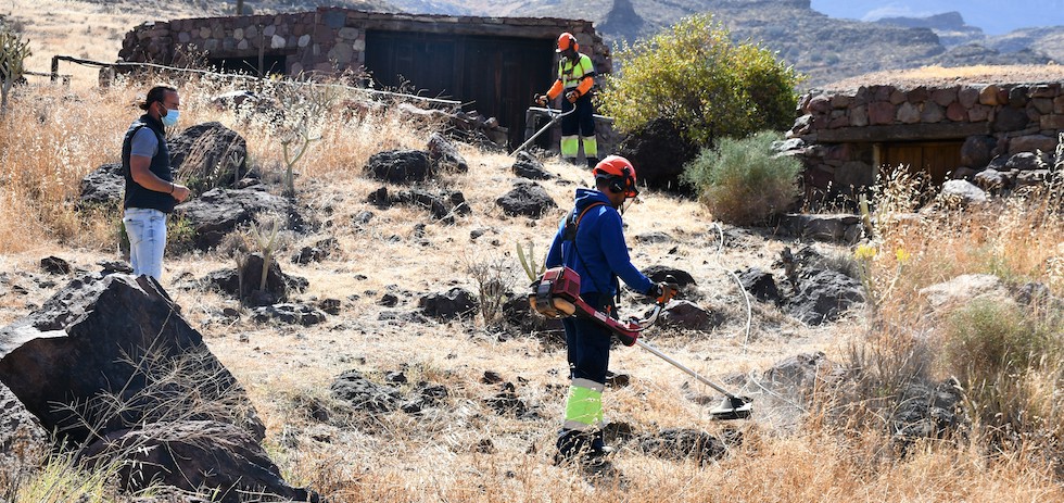 El edil Ortega visita los trabajos de desbroce en Veneguera.