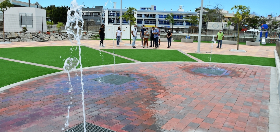 Alcaldesa, ediles y responsables de la obra. Zona de fuentes