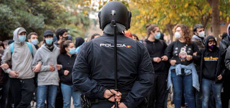 Unos 7.000 polic&iacute;as velar&aacute;n por el cumplimiento de las normas. EFE