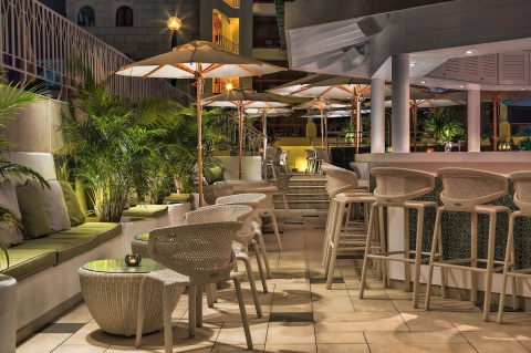 Foto del bar piscina de noche en el Seaside Sandy Beach