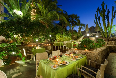 Foto nocturna del restaurante del Seaside Sandy Beach