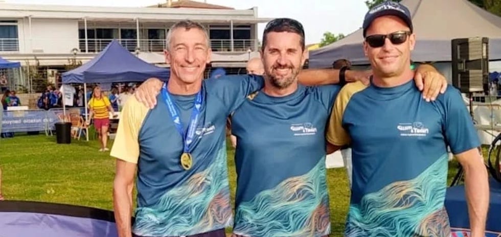 De izqda a drcha: Enrique Mata, su entrenador Romen León, y el nadador Rafael Mena.