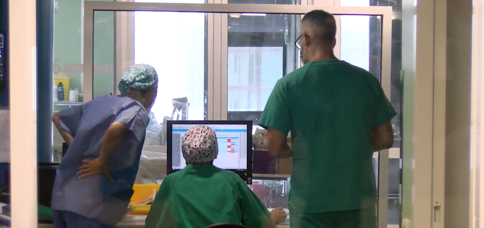 Sanitarios, planta Covid. ACFI PRESS