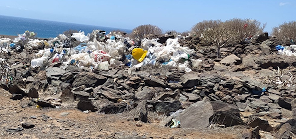 Vertido incontrolado de bolsas plásticos en los alrededores de Juan Grande | GUARDIA CIVIL