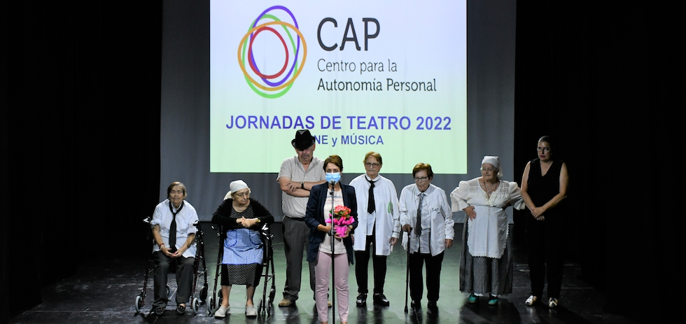 La alcaldesa felicita al grupo de teatro del CAP