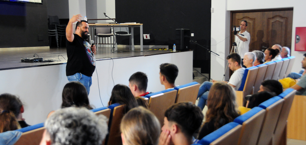 El humorista Kike Pérez quien hizo de maestro de ceremonias reivindicando el habla