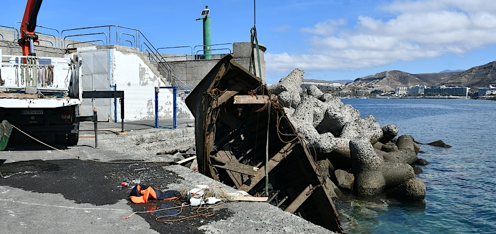 Retirada de pateras y cayucos del Muelle de Arguineguín