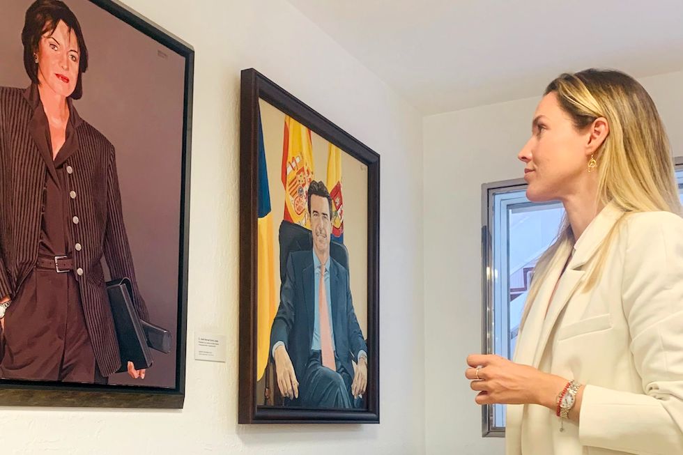 María Fernández observa a María Eugenia Márquez, la única mujer que ha sido presidenta del Cabildo de Gran Canaria