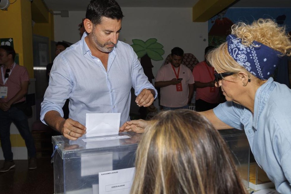 Alejandro Marichal (CC), en el momento de depositar su voto