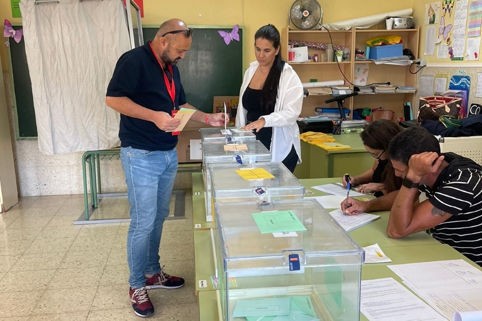 El consejero de Turismo del Cabildo de Gran Canaria, Carlos Álamo en el momento de votar