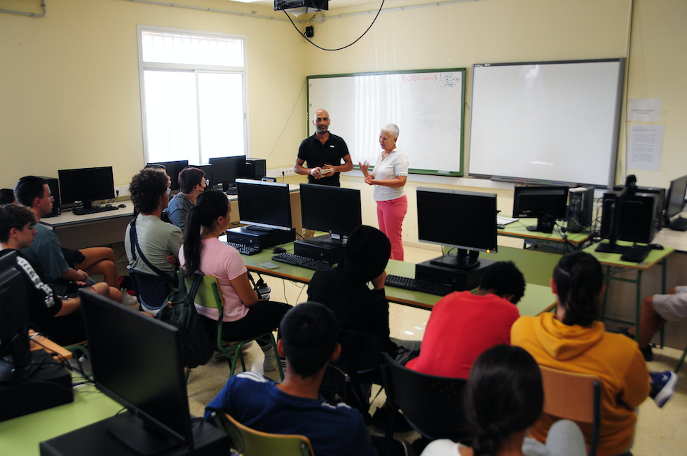 Presentación de "Los viajes de Marci" en el IES Faro de Maspalomas.
