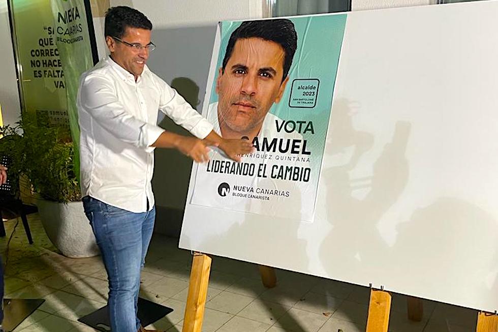 Samuel Henríquez, candidato a la Alcaldía de San Bartolomé de Tirajana pegando el primer cartel