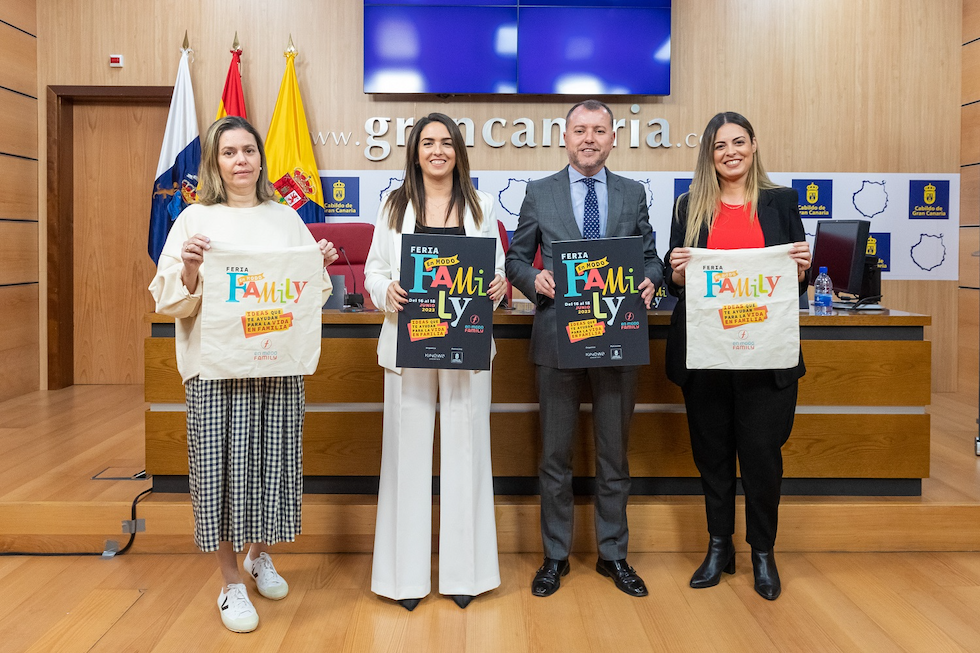 Teodoro Sosa junto a Betsabe Moralez, Ana González y Raquel Rodríguez