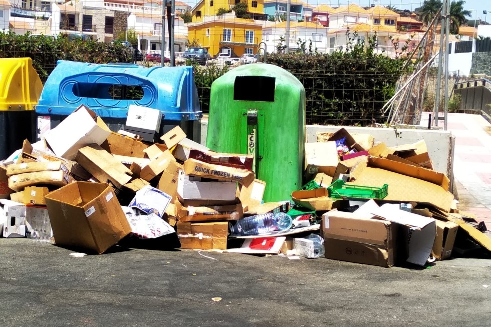 Acumulación de residuos en la vía pública