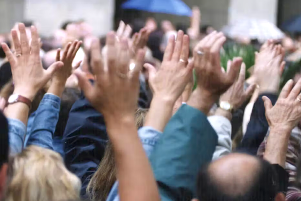 Imagen de las manos alzadas en una manifestación contra ETA. Fundación Miguel Ángel Blanco