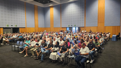 Asistentes en una sala contigua