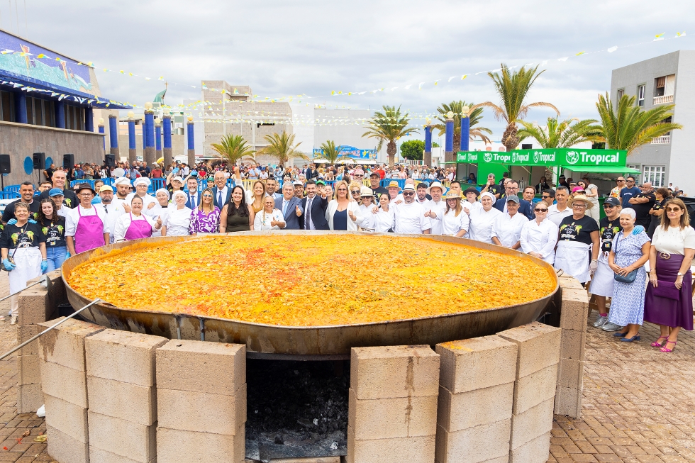 Cocineros y grupo de gobierno junto a la paella