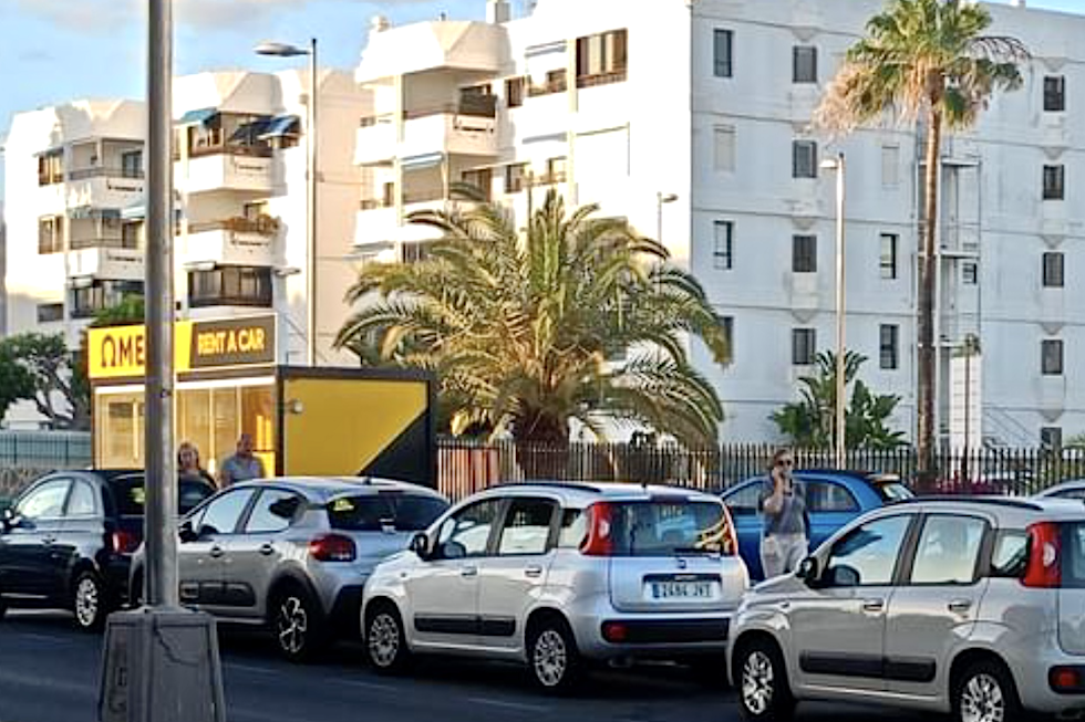 Rent a Car que operan sin contar con licencia municipal en la Avenida de Tirajana.