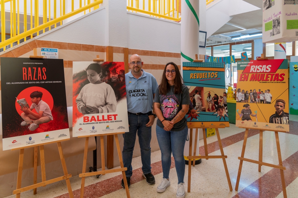 Emily Quintana y Antonio Hernanz con los carteles de los cortos del proyecto 'Claqueta, cámara y acción'