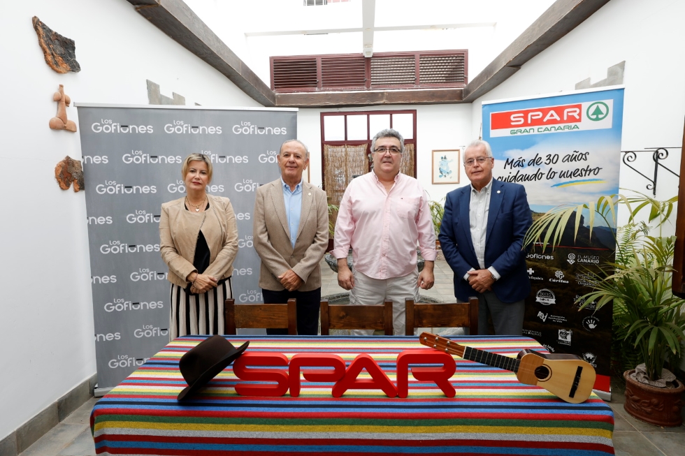 Representantes de SPAR Gran Canaria y Los Gofiones tras la renovación del convenio