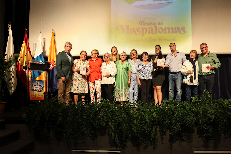 Foto de familia del profesorado junto al alcalde y la concejala