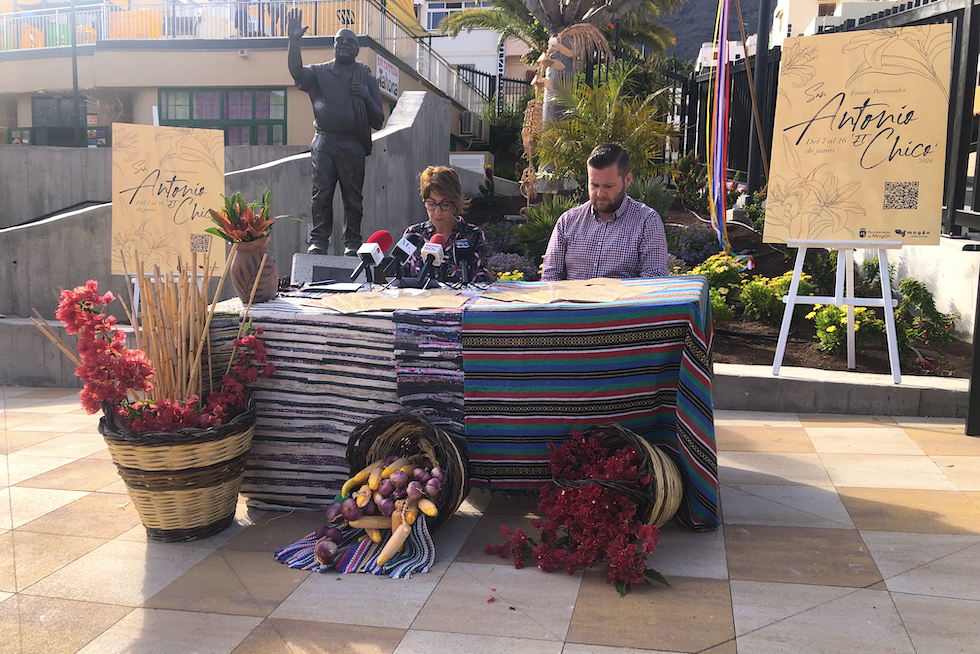 Presentación en el Parque Nicolás Quesada junto a la estatua Juan José Rodríguez | Carmen Ponte