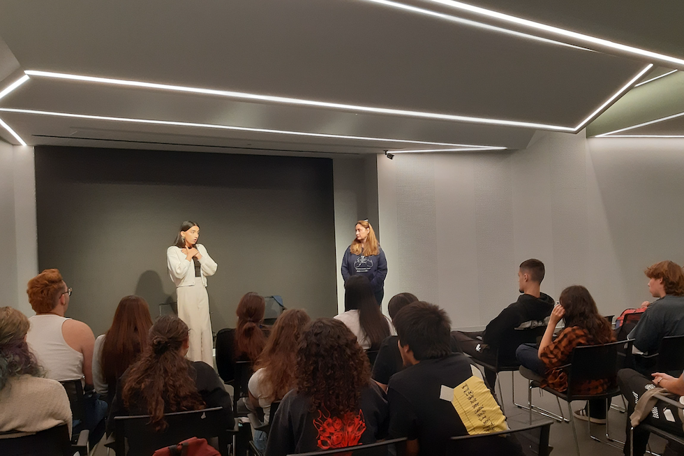 Una veintena de estudiantes en la charla sobre diversidad