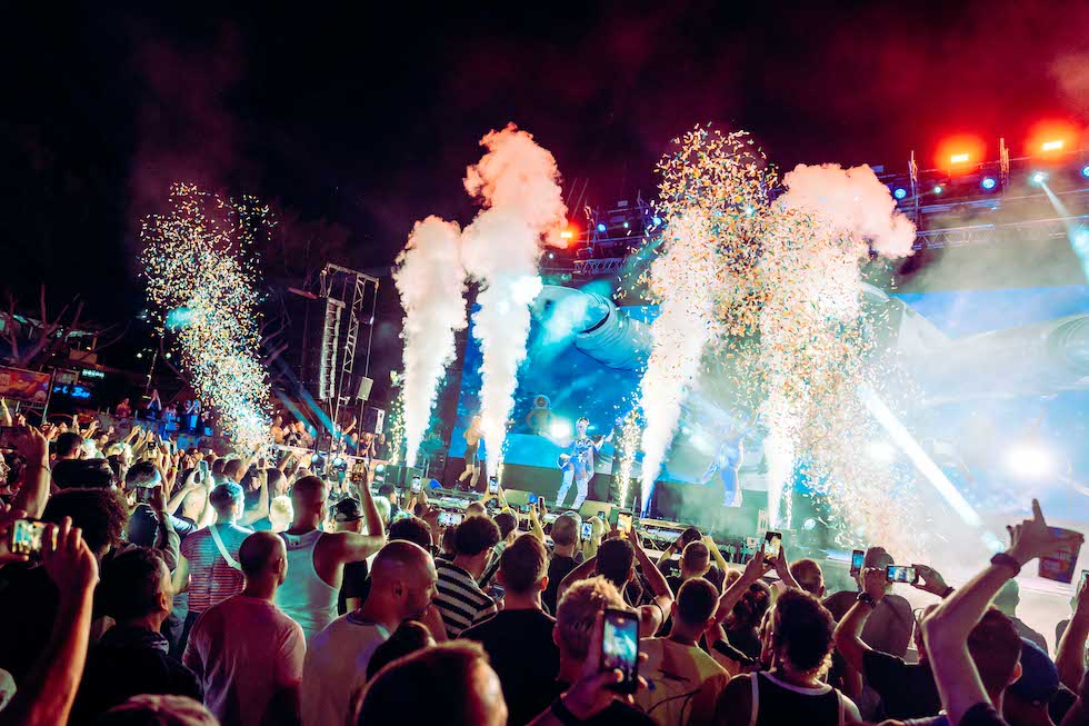 Maspalomas convierte el Yumbo en epicentro de protesta y fiesta eurovisiva
