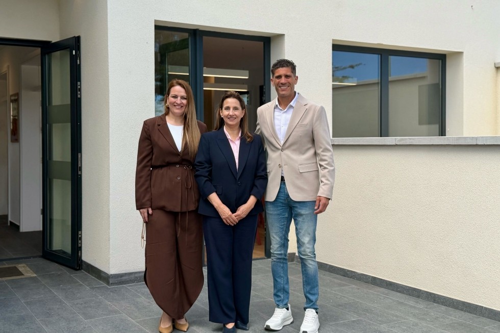 Yubi Cisneros (al centro), junto a la  Mar&iacute;a Davinia Gonz&aacute;lez y V&iacute;ctor Manuel Santana en la inauguraci&oacute;n de la sede de la asociaci&oacute;n Mi Hijo y Yo