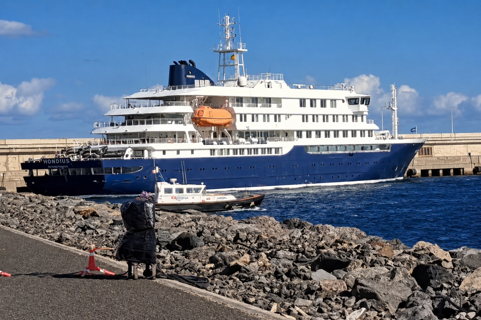 MV Hondius fondeado en el Pueto de Granadilla. RR.SS. | Maspalomas Ahora