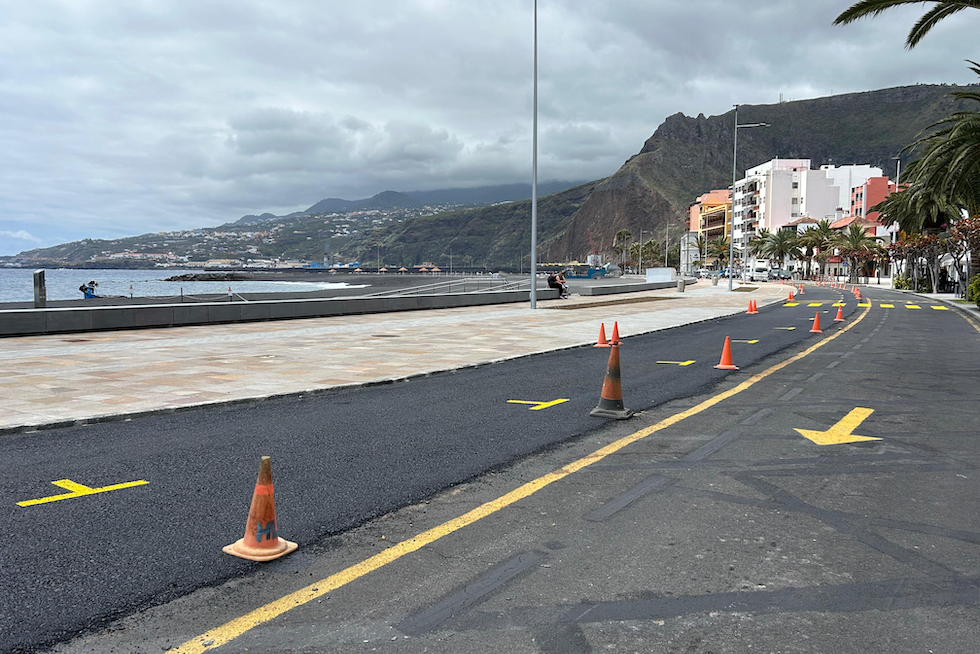 El Cabildo asfalta de forma provisional la Avenida Marítima de Santa Cruz de La Palma