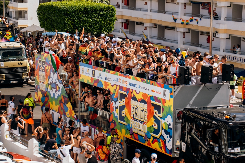 Más de 100.000 personas llenan Playa del Inglés en el desfile más multitudinario del Maspalomas Pride