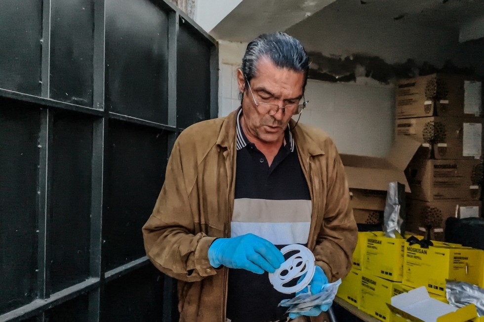 T&eacute;cnico de agricultura, Antonio Bello, con los cebos atrayentes