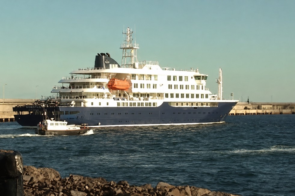 El MV Hondius abandona Tenerife tras completar la evacuación de los pasajeros