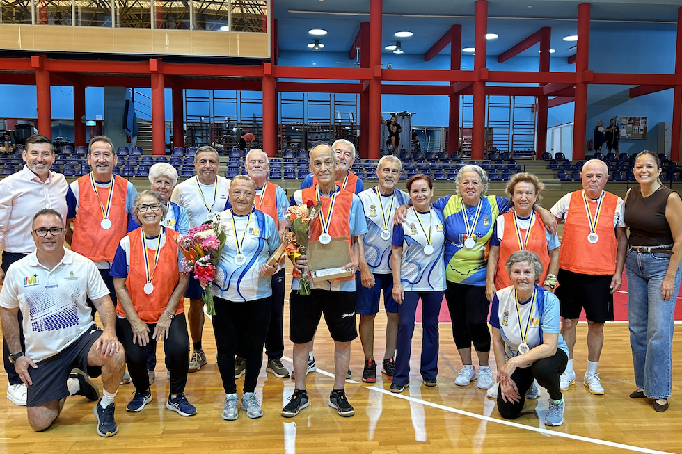 Equipo de balonmano junto a Alejandro Marichal y Yilenia Vega