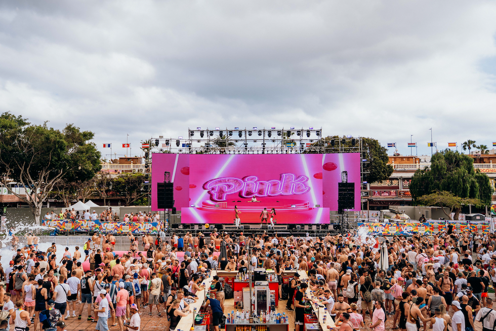La Fiesta de la Espuma de Maspalomas Pride refresca a más de 600 personas en El Yumbo