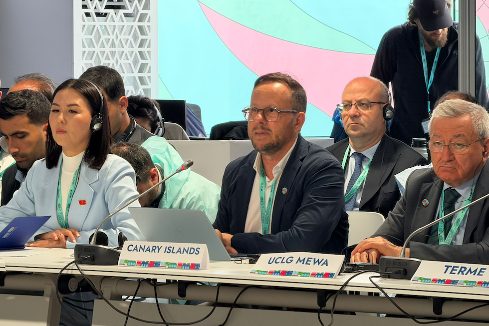 Canarias alerta en Bakú sobre el impacto de la polarización en la gestión de los retos sociales