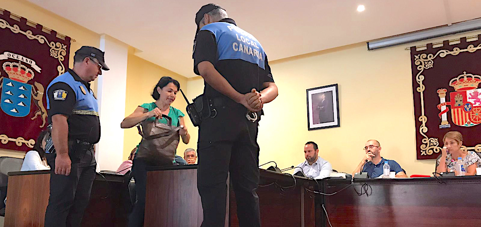 La Policia Local desaloja a la concejal Isabel Santiago (NC). | FOTO GABRIEL SUÁREZ