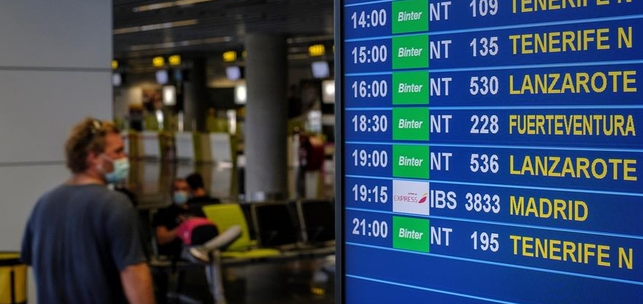 Varios pasajeros esperan en el aeropuerto de Gran Canaria el día de la entrada de toda Canarias en fase 3 de desconfinamiento Efe / Ángel Medina G.