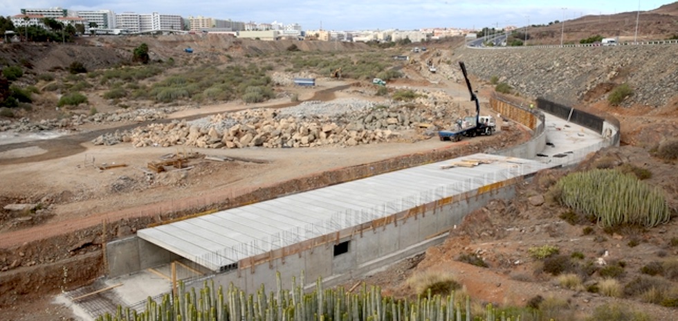 Obras de canalización en el barranco de El Veril para la construcción del Siam Park | ALEJANDRO RAMOS