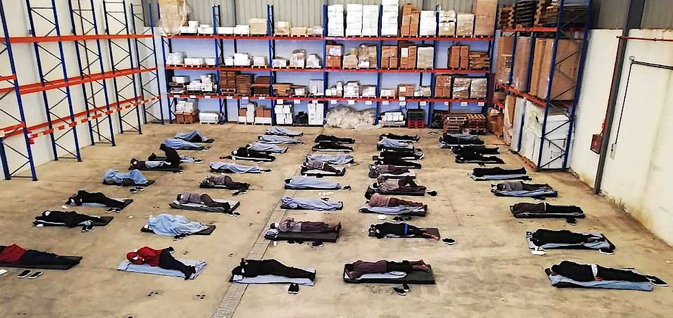 Los inmigrantes llegados a Gran Canaria, en un local sin condiciones en plena pandemia (EFE)