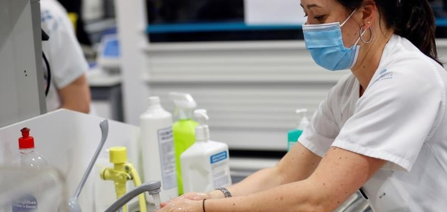 Los profesionales sanitarios contagiados por COVID-19 superan los 50.000 EFE