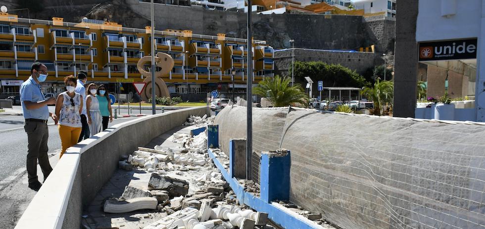 La acaldesa Onalia Bueno (amarillo), concejal de Obras, y los ediles Luis Becerra, Consuelo Díaz, Alba Medina y Víctor Gutiérrez, durante la visita a las obras del paseo anexo a la GC-500 en Patalavaca
