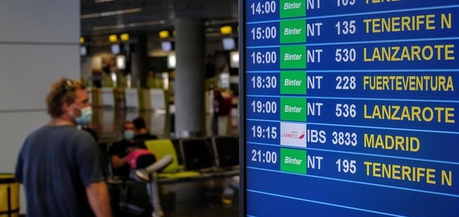 Varios pasajeros esperan en el aeropuerto de Gran Canaria el día de la entrada de toda Canarias en fase 3 de desconfinamiento Efe / Ángel Medina G.