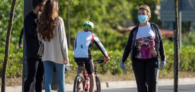 Personas paseando tras el estado de alarma decretado para contener la propagación de la COVID-19. EFE
