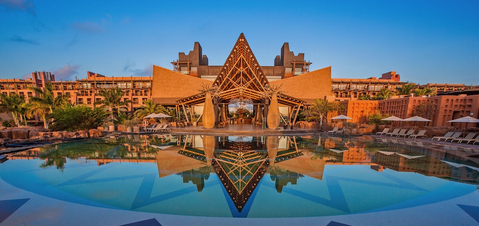 Lopesan Baobab Resort será el primer establecimiento en reabrir sus puertas en la isla. Lopesan Baobab Resort será el primer establecimiento en reabrir sus puertas en la isla.