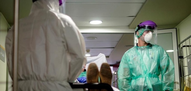 Personal del Complejo Hospitalario Universitario Insular-Materno de Gran Canaria atiende a un paciente con COVID-19 Efe / Ángel Medina G.