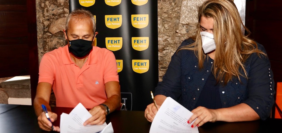 El presidente de la Asociaci&oacute;n de Empresarios de Bares, Cafeter&iacute;as, Restaurantes y Ocio de Las Palmas, Ferm&iacute;n S&aacute;nchez, y la portavoz de la Asociaci&oacute;n de Empresarios Zona Triana, Yasmina Betancor