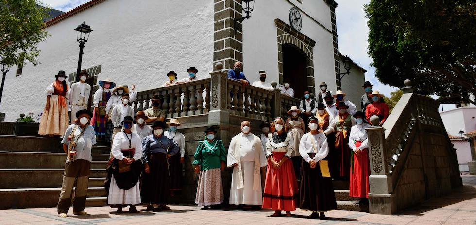 Participantes en el acto Ofrendas y Plegarias a San Antonio El Chico